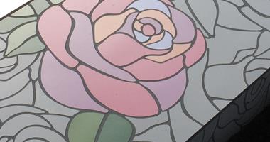 De roos door DUUSK met pastel tinten gesneden en verlijmd